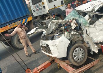 130 मीटर रोड पर कार और कंटेनर का हुआ एक्सीडेंट, कार सवार 4 घायलो का अस्पताल में चल रहा इलाज
