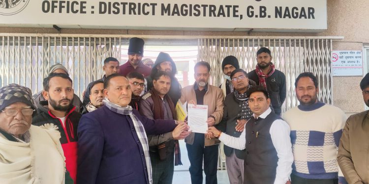 ग्रेनो प्राधिकरण के जीएम की दुबरा तैनाती के लिए सामाजिक कार्यकर्ताओ ने मुख्यमंत्री के नाम सौपा ज्ञापन।