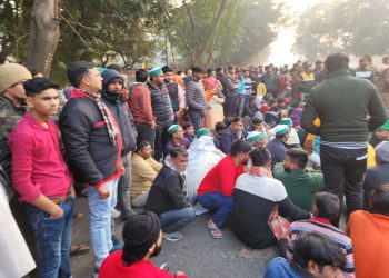 मंदिर से लौट रहे 9 वर्षीय बच्चे को अज्ञात वाहन ने मारी टक्कर अस्पताल में भर्ती, गुस्साए ग्रामीणों ने एफओबी की मांग को लेकर किया हंगामा