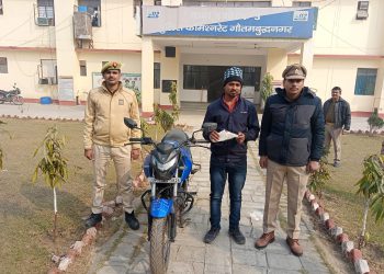 गैंगस्टर एक्ट में फरार चल रहे 10 हजार के इनामी को पुलिस ने किया गिरफ्तार, एक चोरी की मोटरसाइकिल, तमंचा व कारतूस बरामद