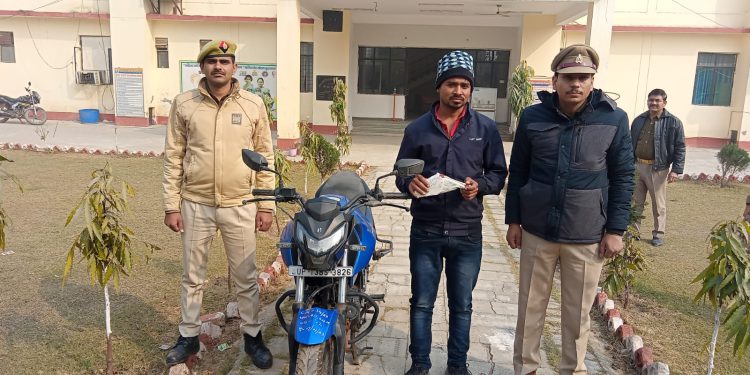 गैंगस्टर एक्ट में फरार चल रहे 10 हजार के इनामी को पुलिस ने किया गिरफ्तार, एक चोरी की मोटरसाइकिल, तमंचा व कारतूस बरामद