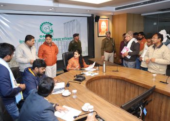 ठंड से बचने के लिए अलाव जलाने व शिकायतों का जल्द निस्तारण करने के दिए निर्देश