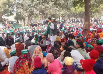 किसानों से गाली गलौज व अभद्रता करने वाले लेखपाल को हटाने की मांग को लेकर बीकेयू ने कलेक्ट्रेट पर किया प्रदर्शन