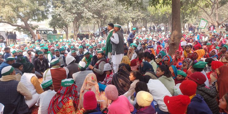 किसानों से गाली गलौज व अभद्रता करने वाले लेखपाल को हटाने की मांग को लेकर बीकेयू ने कलेक्ट्रेट पर किया प्रदर्शन