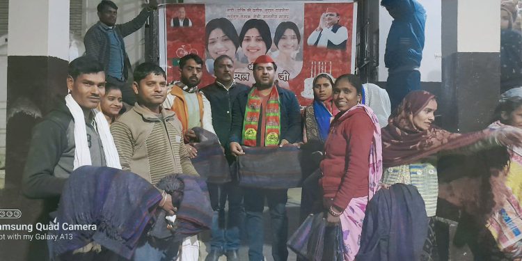 सांसद डिंपल यादव के जन्मदिन पर सपाइयों ने किए कंबल वितरण