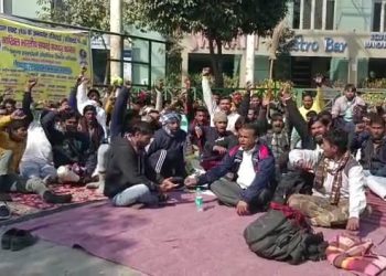 7 सूत्रीय मांगों को लेकर सफाई कर्मचारियों ने यमुना प्राधिकरण पर किया हल्ला बोल प्रदर्शन