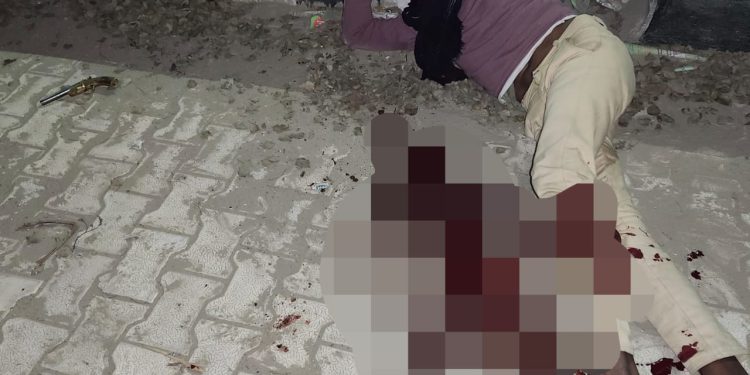 25000 के इनामी बदमाश से पुलिस की हुई मुठभेड़, तमंचा, कारतूस, बाइक व डॉलर बरामद