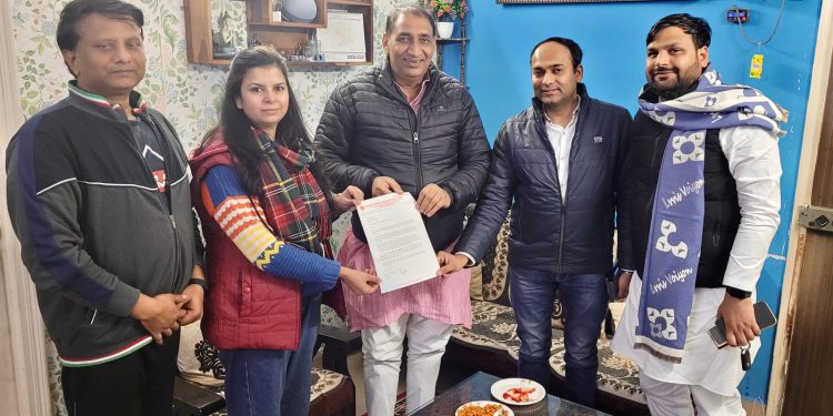 लिफ्ट एंड एस्केलेटर्स एक्ट लागू कराने के लिए समिति ने विधायक से की मांग