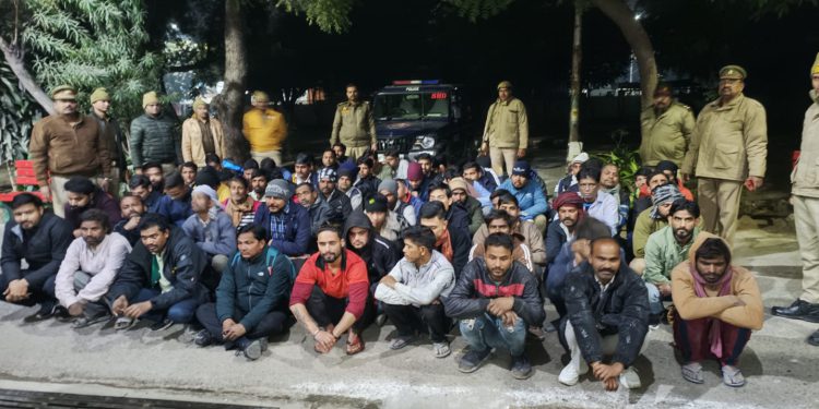 सार्वजनिक स्थानों पर शराब पीने वाले 102 लोगों को पुलिस ने किया गिरफ्तार