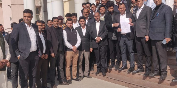 किसानों पर दर्ज मुकदमे वापस लेने की मागको लेकर अधिवक्ताओ ने कमिश्नर के नाम सौंपा ज्ञापन