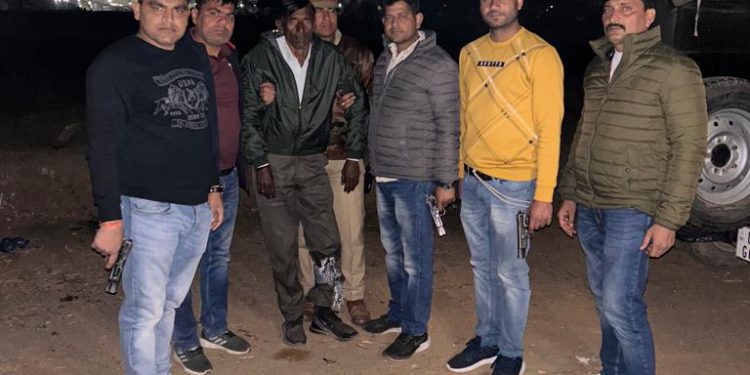 25 हजार का इनामी बदमाश पुलिस मुठभेड़ में गिरफ्तार