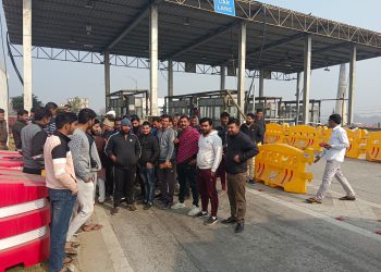 ईस्टर्न पेरीफेरल एक्सप्रेसवे पर जबरन टोल वसूली के विरोध में ग्रामीणों ने किया हंगामा