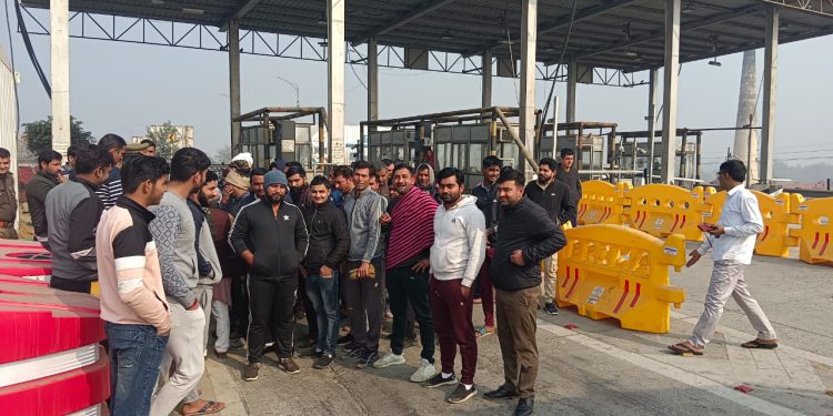 ईस्टर्न पेरीफेरल एक्सप्रेसवे पर जबरन टोल वसूली के विरोध में ग्रामीणों ने किया हंगामा