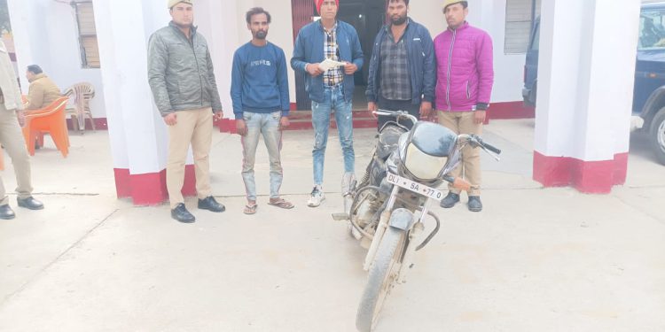 सेक्टरों से चोरी करने वाले तीन चोरो को पुलिस ने किया गिरफ्तार, लाखो का सामान बरामद