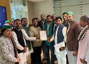 किसानों की मांगों को लेकर बीकेयू ने प्राधिकरण के अधिकारियों को सौंपा ज्ञापन