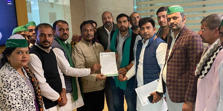 किसानों की मांगों को लेकर बीकेयू ने प्राधिकरण के अधिकारियों को सौंपा ज्ञापन