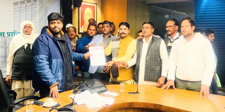 गांव में खेल का मैदान एवं शहीद स्मारक बनाने की मांग को लेकर सौपा ज्ञापन