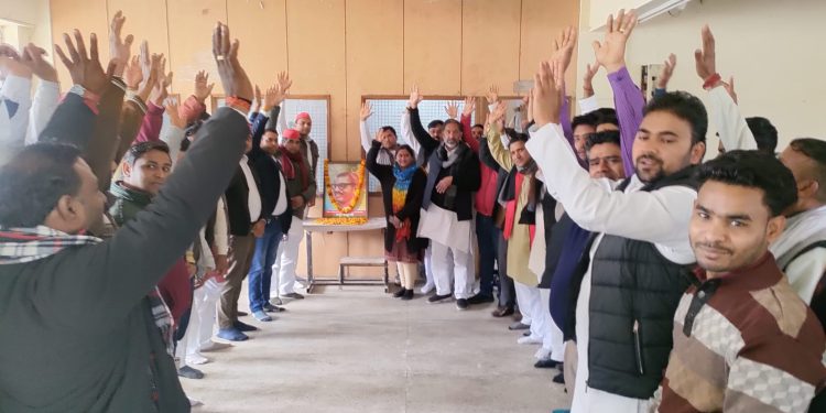 ग्रेटर नोएडा – सपाइयों ने मनाई कर्पूरी ठाकुर की जयंती