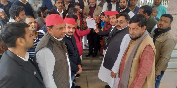 बंद किये जा रहे केंद्रीय विद्यालय व किसानों पर दर्ज मुकदमों के विरोध में सपा ने सौंपा ज्ञापन।