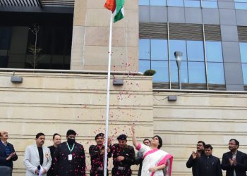 ग्रेटर नोएडा प्राधिकरण में गणतंत्र दिवस पर हुआ ध्वजारोहण, सावित्री बाई फूले की छात्राओं ने देशभक्ति गीत किए प्रस्तुत