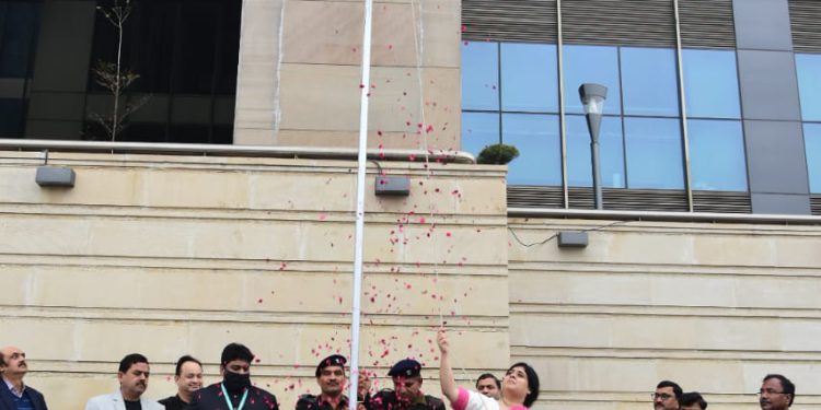 ग्रेटर नोएडा प्राधिकरण में गणतंत्र दिवस पर हुआ ध्वजारोहण, सावित्री बाई फूले की छात्राओं ने देशभक्ति गीत किए प्रस्तुत