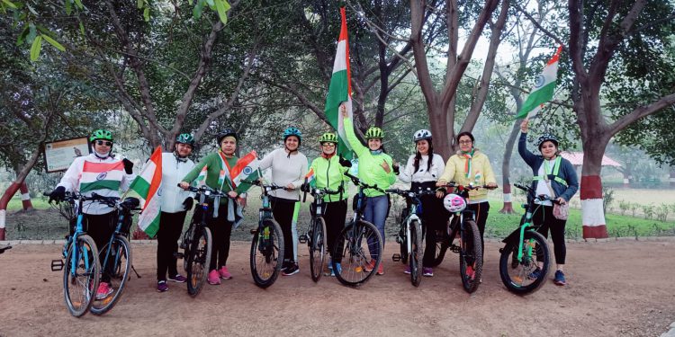 ग्रेनो वेस्ट में गणतंत्र दिवस पर महिलाओं ने साइकिल रैली निकाल कर दिया देशभक्ति का संदेश