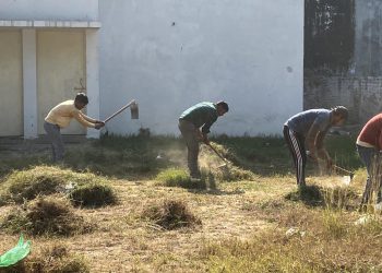 सेक्टर में ताला बंद मकानों में प्राधिकरण करा रहा है सफाई, अलॉटी लापता