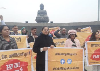 ग्रेटर नोएडा वेस्ट में बारिश के बावजूद जारी रहा घर ख़रीदारों का वीकेंड प्रोटेस्ट, पिछले 9 हफ्ते से कर रहे हैं प्रदर्शन