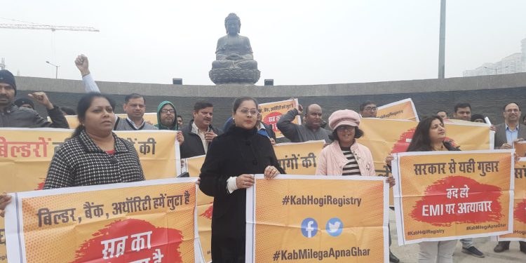 ग्रेटर नोएडा वेस्ट में बारिश के बावजूद जारी रहा घर ख़रीदारों का वीकेंड प्रोटेस्ट, पिछले 9 हफ्ते से कर रहे हैं प्रदर्शन