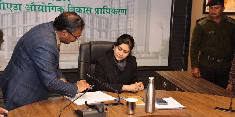 ग्रेटर नोएडा की सड़कों को गड्ढा मुक्त बनाने के लिए चलेगा अभियान, रिहायशी सेक्टरों में पेड़ी की होगी छटाई