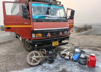 तेज रफ्तार कैंटर ने बाइक में मारी जोरदार टक्कर, नाबालिक परिचालक चला रहा था कैंटर