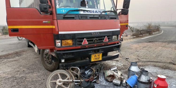 तेज रफ्तार कैंटर ने बाइक में मारी जोरदार टक्कर, नाबालिक परिचालक चला रहा था कैंटर