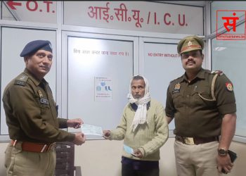 एक्सीडेंट में घायल छात्रा की इलाज में मदद के लिए पुलिस ने परिजनों को 11 लाख रुपये का चेक सौंपा।
