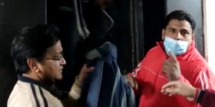 कोचिंग से लौट रहे 12 छात्र लिफ्ट में फंसे,15 मिनट बाद निकले छात्र