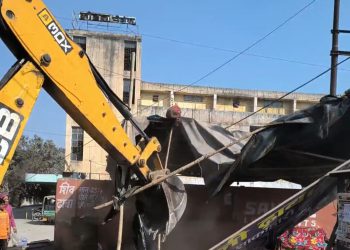 सूरजपुर में रोड किनारे हुए अतिक्रमण पर चला प्राधिकरण का बुलडोजर