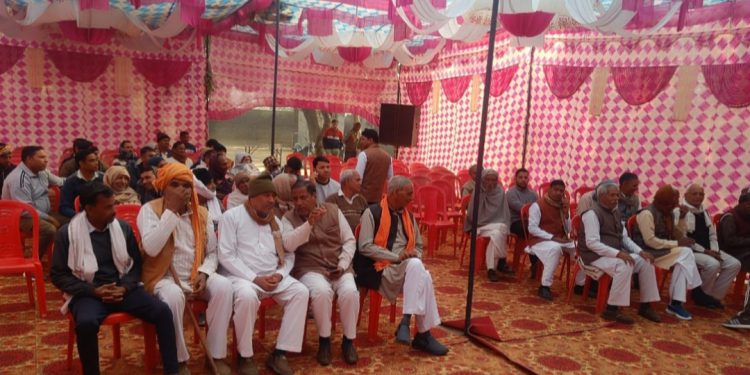 जेवर एयरपोर्ट से प्रभावित किसानों से मेरठ मंडल आयुक्त ने किया संवाद, समस्याओं के निस्तारण का दिया आश्वासन