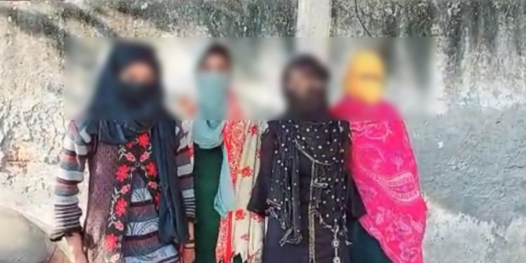 शर्मनाक – गांव के दबंगों के डर से 3 नाबालिग बेटियों की छुटी कॉलिज की पढ़ाई