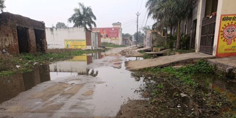 पूर्व मुख्यमंत्री के गांव में बदहाल सफाई व्यवस्था, सड़को पर भरा पानी, ग्रामीण परेशान