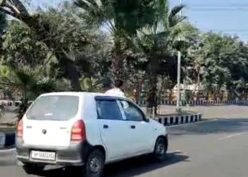 अल्टो कार पर स्टंट करते हुए युवक का वीडियो हुआ वायरल