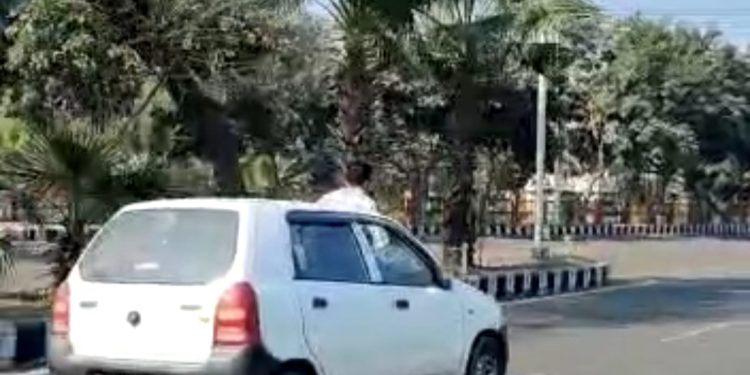 अल्टो कार पर स्टंट करते हुए युवक का वीडियो हुआ वायरल