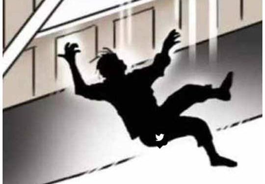 निर्माणाधीन इमारत की अस्थायी लिफ्ट को हटाने के दौरान हादसा, एक की मौत