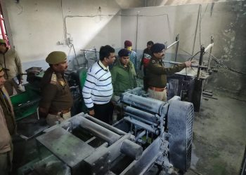 रबर कंपनी में लगी आग को बुझाने के दौरान फटा फायर सिलेंडर, तीन लोग घायल