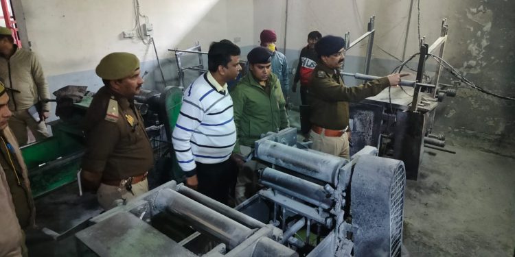 रबर कंपनी में लगी आग को बुझाने के दौरान फटा फायर सिलेंडर, तीन लोग घायल