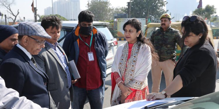 ग्रेटर नोएडा व ग्रेनो वेस्ट का औचक निरीक्षण करने सड़कों पर घूमीं – सीईओ