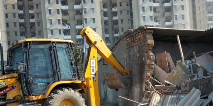 बिसरख में चला ग्रेनो प्राधिकरण का बुल्डोजर, 50 करोड़ रुपये की जमीन कराई अतिक्रमण मुक्त