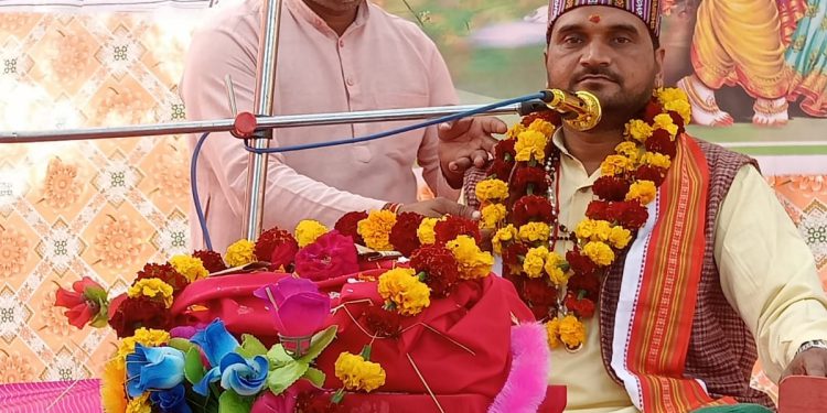 श्रीमद भागवत कथा में श्री कृष्ण जन्म पर जमकर झूमे भक्त,माधव महाराज ने भजनों से सभी को किया भावविभोर