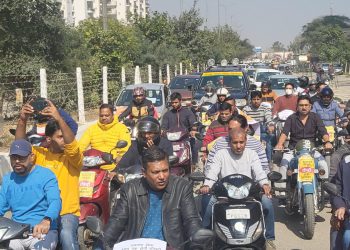 ग्रेनो वेस्ट में घर खरीदारों ने कार और बाइक रैली निकालकर किया प्रदर्शन, रैली के दौरान सरकार प्राधिकरण और बिल्डर के खिलाफ लगाए नारे