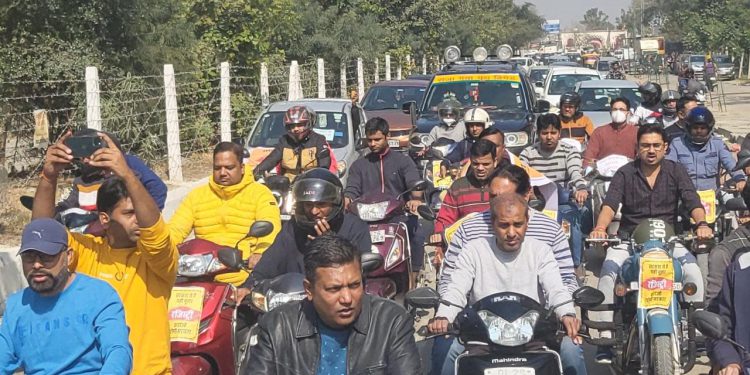 ग्रेनो वेस्ट में घर खरीदारों ने कार और बाइक रैली निकालकर किया प्रदर्शन, रैली के दौरान सरकार प्राधिकरण और बिल्डर के खिलाफ लगाए नारे