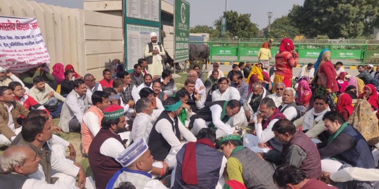 किसानों की मांगों को लेकर बीकेयू अंबावता ने ग्रेटर नोएडा प्राधिकरण पर की महापंचायत