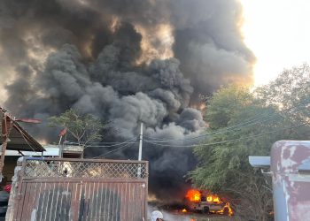 कैमिकल के गोदाम में लगी भीषण आग में दो गाड़ियां जली, दमकल की दर्जनों गाड़ियों ने घंटों के बाद आग पर पाया काबू